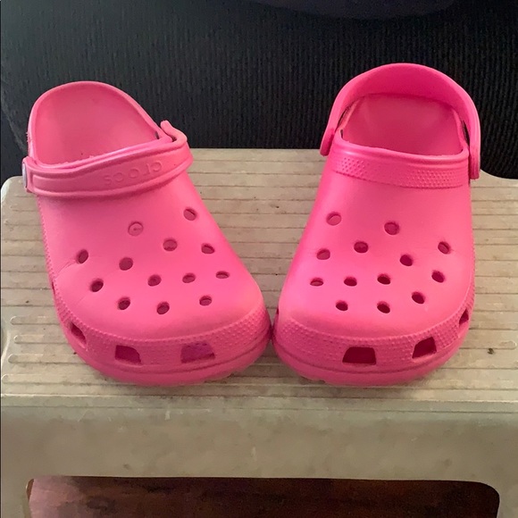 womens pink crocs